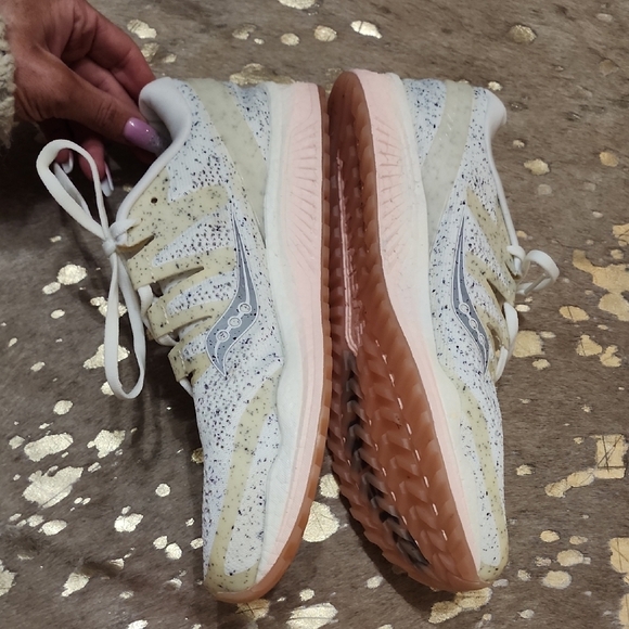 Saucony Women's Freedom ISO 2 Running Shoes - White and Pink - Picture 2 of 8